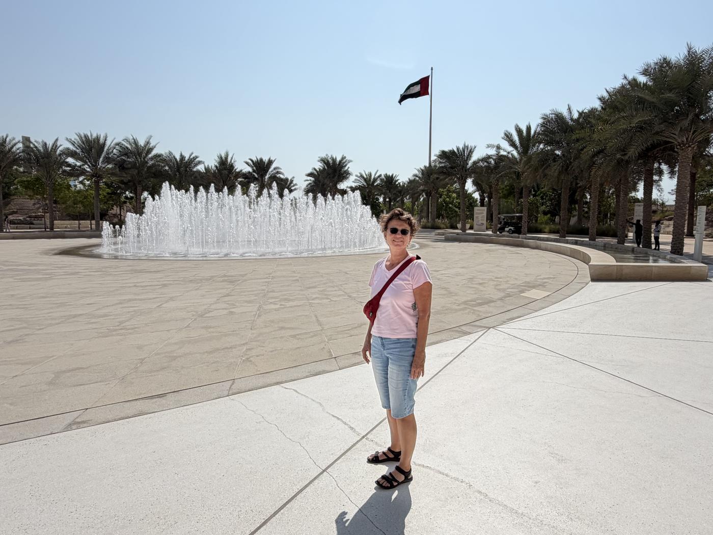 Kerstin vor den Wasserspielen beim Zayed National Museum